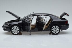 Volkswagen Phaeton V6 マゼッパグレー Kyosho 1:18 08831MBK メタル - 画像 4/9