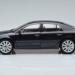Volkswagen Phaeton V6 マゼッパグレー Kyosho 1:18 - image 5 of 9