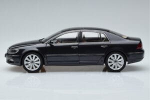 Volkswagen Phaeton V6 マゼッパグレー Kyosho 1:18 08831MBK メタル - 画像 5/9