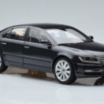 Volkswagen Phaeton V6 マゼッパグレー Kyosho 1:18 - image 6 of 9