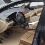 Volkswagen Phaeton V6 マゼッパグレー Kyosho 1:18 - image 8 of 9