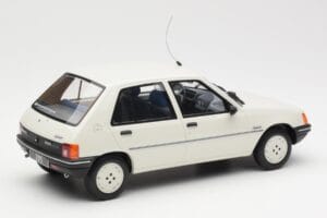 Peugeot 205 Junior ホワイト Otto 1:18 OT463 レジン - 画像 2/6