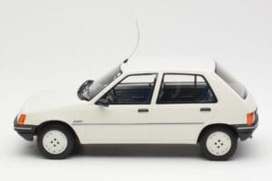 Peugeot 205 Junior ホワイト Otto 1:18 OT463 レジン - 画像 3/6
