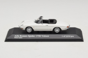 Alfa Romeo 1750 Spider Veloce ホワイト Minichamps 1:43 400120530 メタル
