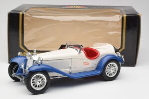 Alfa Romeo 2300 Spider ホワイト & ブルー Bburago 1:18 3008-M1 メタル - 画像 6/6