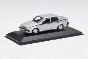 Alfa Romeo 75 3.0 V6 シルバー Minichamps 1:43 400120461 メタル - 画像 2/4