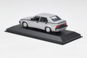 Alfa Romeo 75 3.0 V6 シルバー Minichamps 1:43 400120461 メタル - 画像 3/4