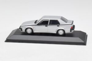 Alfa Romeo 75 3.0 V6 シルバー Minichamps 1:43 400120461 メタル