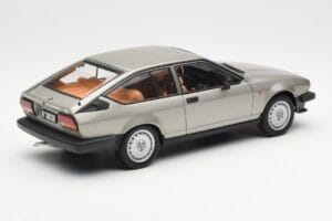 Alfa Romeo Alfetta GTV 2.0 グレーメタリック AUTOart 1:18 70147 メタル - 画像 3/8