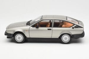 Alfa Romeo Alfetta GTV 2.0 グレーメタリック AUTOart 1:18 70147 メタル - 画像 4/8