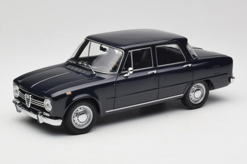 Alfa Romeo Giulia 1300 ブルー Minichamps 1:18 Alfa Romeo Giulia 1300 ブルー Minichamps 1:18 180120905 メタル