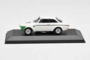 Alfa Romeo Giulia 1300 GTA Junior ホワイト Minichamps 1:43 400120601 メタル