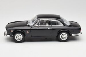 Alfa Romeo Giulia Sprint GTA ブラック Road Signature 1:18 92348 メタル - 画像 4/8