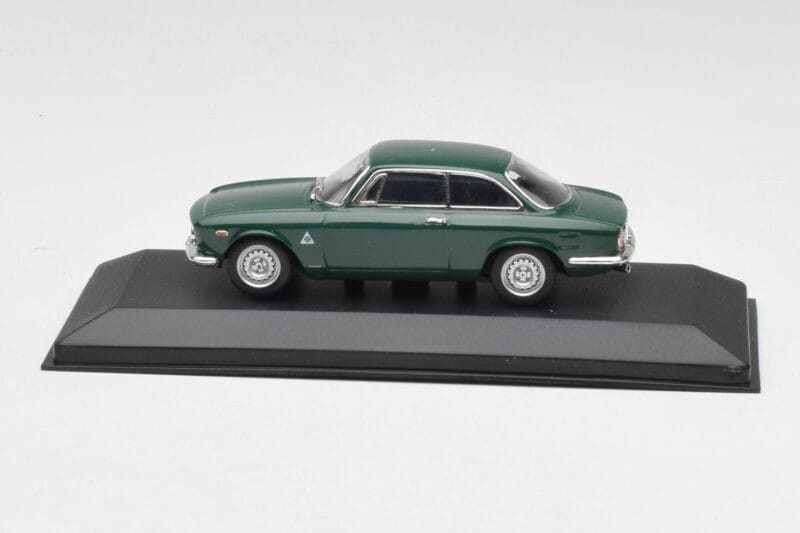 Alfa Romeo Giulia GTA 1300 Junior グリーン Minichamps 1:43 ALFA010 メタル