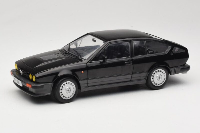 Alfa Romeo GTV6 ブラック Solido 1:18 Alfa Romeo GTV6 ブラック Solido 1:18 S1802302 メタル