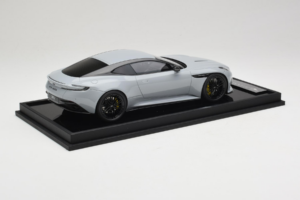 Aston Martin DB12 Nardo Gray MotorHelix 1:18 MH027NG レジン - 画像 3/7