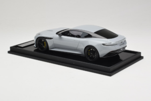 Aston Martin DB12 Nardo Gray MotorHelix 1:18 MH027NG レジン - 画像 5/7