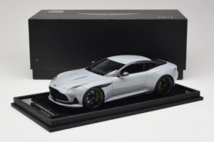 Aston Martin DB12 Nardo Gray MotorHelix 1:18 MH027NG レジン - 画像 7/7
