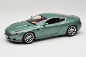 Aston Martin DB9 グリーン Minichamps 1:18 150137322 メタル