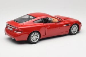 Aston Martin V12 Vanquish レッド Bburago 1:18 34063 メタル - 画像 3/8