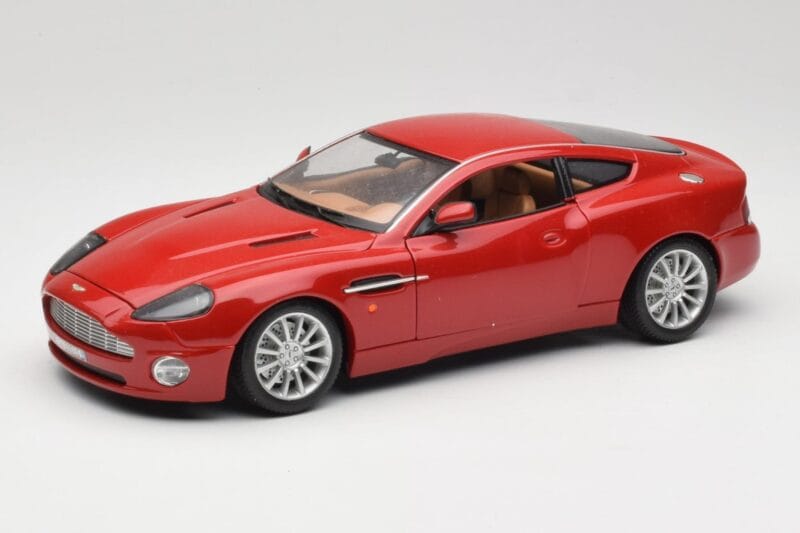 Aston Martin V12 Vanquish レッド Bburago 1:18 34063 メタル
