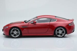 Aston Martin V12 Vantage レッド AUTOart 1:18 70208 メタル - 画像 4/8