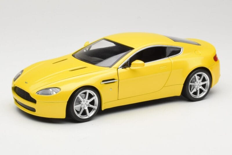 Aston Martin V8 Vantage イエロー Hot Wheels 1:18 G7159 メタル