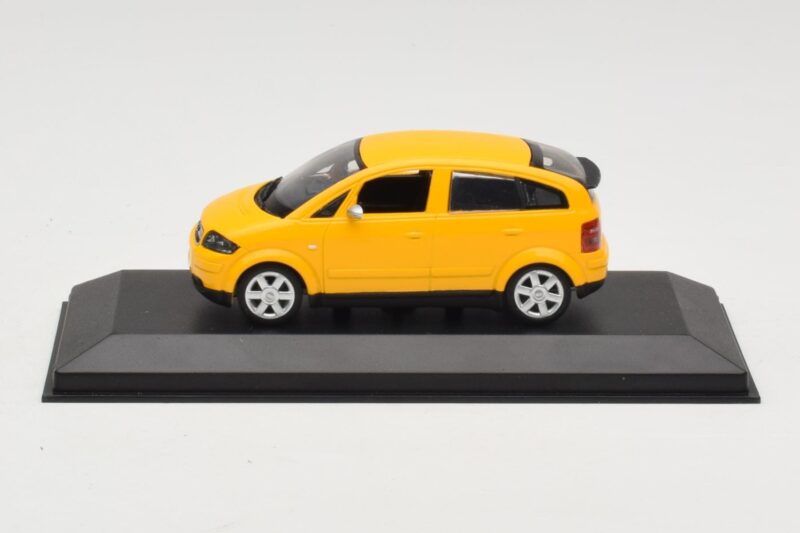 Audi A2 8Z イエロー Minichamps 1:43 AUDI005 メタル