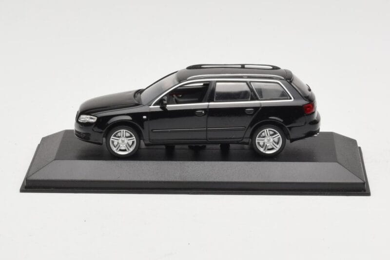 Audi A4 B7 Avant ブラック Minichamps 1:43 AUDI008 メタル
