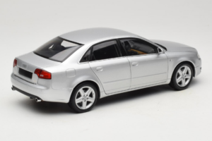 Audi A4 B7 シルバー Minichamps 1:18 100014402 メタル - 画像 3/8