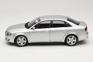 Audi A4 B7 シルバー Minichamps 1:18 100014402 メタル - 画像 4/8