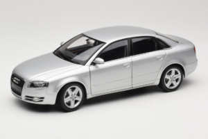 Audi A4 B7 シルバー Minichamps 1:18 100014402 メタル
