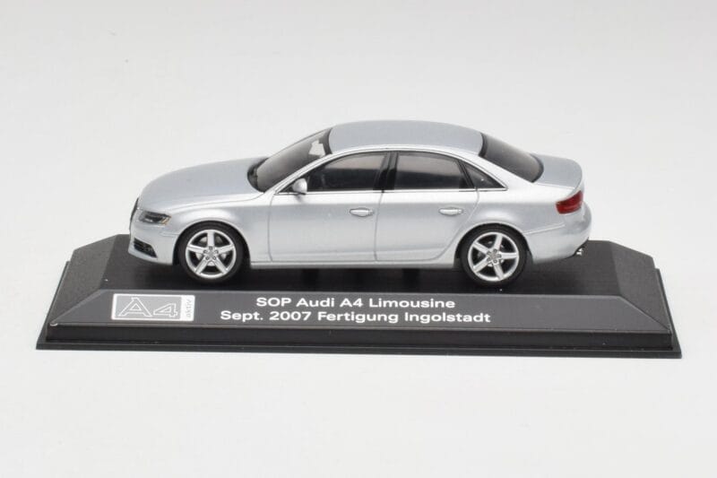 Audi A4 B8 3.2 Quattro アイスシルバー Minichamps 1:43 5010704113 メタル