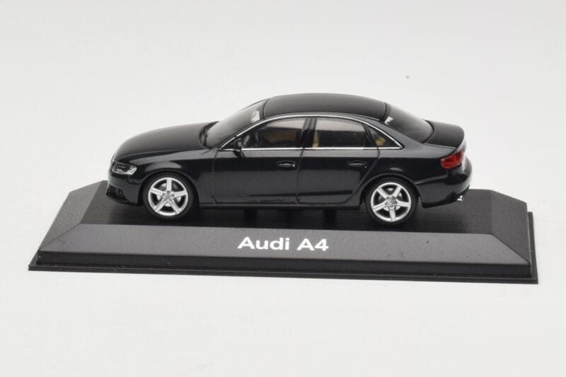 Audi A4 B8 3.2 Quattro Phantom Black Minichamps 1:43 5010704133 メタル
