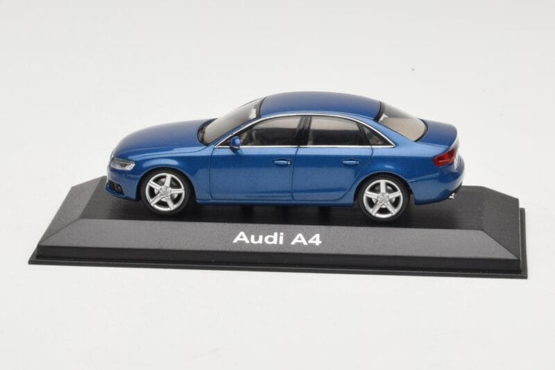 Audi A4 B8 3.2 Quattro Aruba Blue Minichamps 1:43 5010704123 メタル