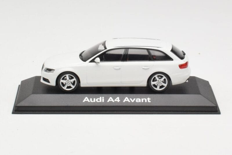 Audi A4 B8 Avant Ibis White Minichamps 1:43 5010804213 メタル