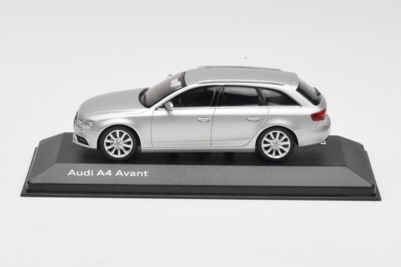 Audi A4 B8 Avant Ice Silver Minichamps 1:43 5011204213 メタル