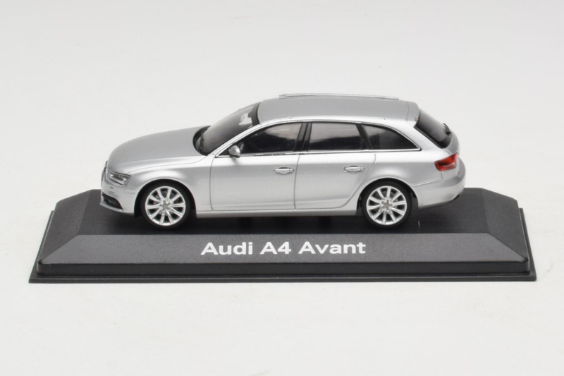 Audi A4 B8 Avant Ice Silver Minichamps 1:43 5011204213-R1 メタル