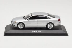 Audi A8 D3 ライトシルバー Minichamps 1:43 5010508113 メタル