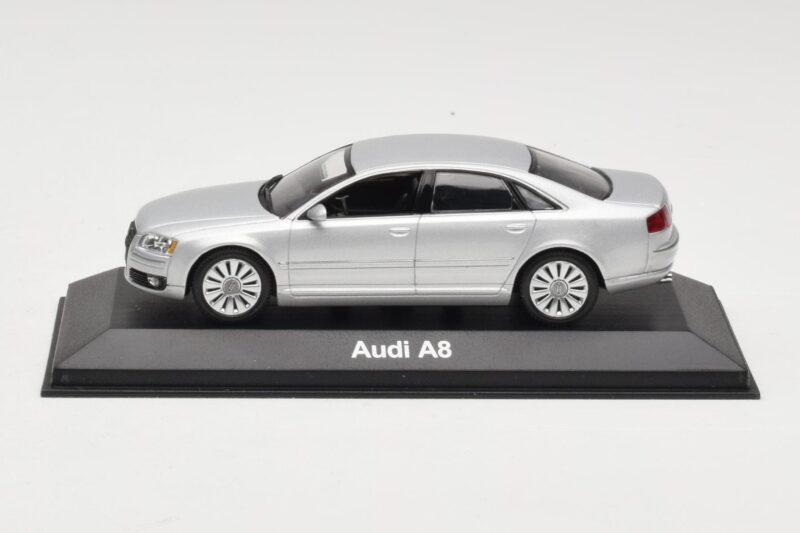 Audi A8 D3 ライトシルバー Minichamps 1:43 5010508113 メタル
