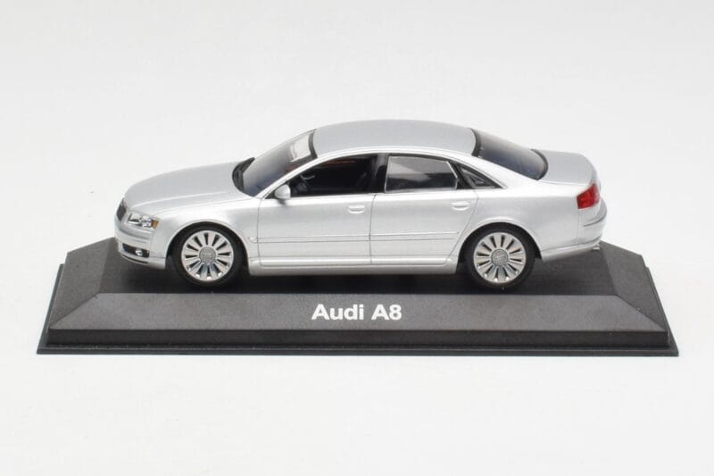 Audi A8 D3 シルバー Minichamps 1:43 20000001386001 メタル