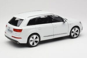 Audi Q7 4M ホワイト Minichamps 1:18 110014000 メタル - 画像 3/8