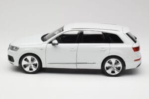 Audi Q7 4M ホワイト Minichamps 1:18 110014000 メタル - 画像 4/8