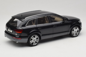 Audi Q7 ブラック Kyosho 1:18 09221BK メタル - 画像 3/8