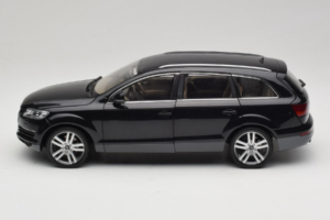 Audi Q7 ブラック Kyosho 1:18 09221BK メタル - 画像 4/8