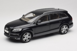 Audi Q7 ブラック Kyosho 1:18 09221BK メタル