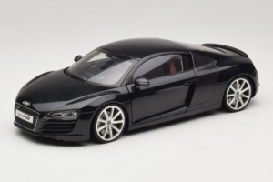 Audi R8 ブラック Kyosho 1:18 09213BK メタル