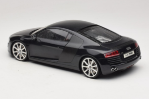 Audi R8 ブラック Kyosho 1:18 09213BK メタル - 画像 7/8