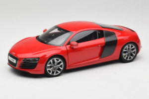 Audi R8 レッド Kyosho 1:18 09213R メタル