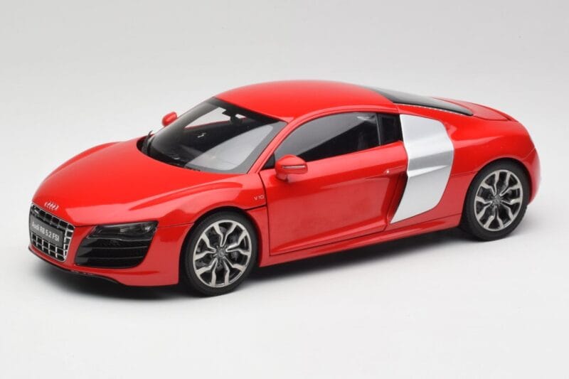 Audi R8 V10 ブリリアントレッド Kyosho 1:18 09216RR メタル